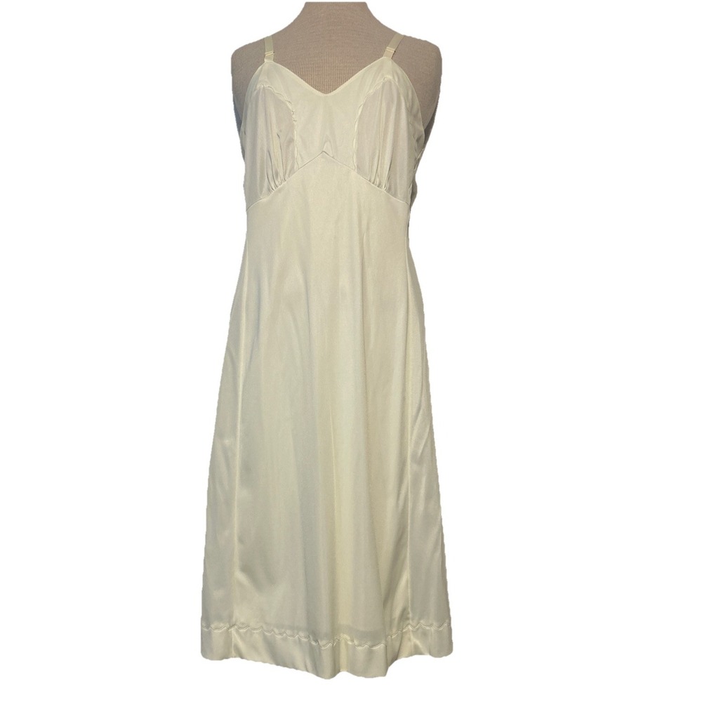 Vintage 1970's Nylon Ivory Cream Slip Dress Medium 34 Scalloped Lingerie MIDI